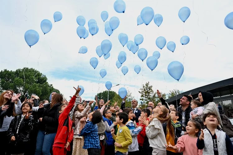 Bursa'da balonlar Filistinli çocuklar için gökyüzüne bırakıldı